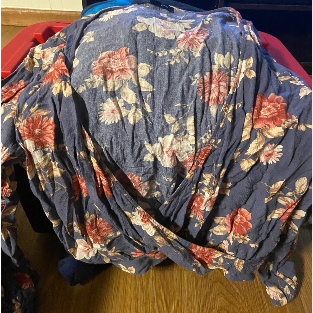 AE shirt long sleeve crop